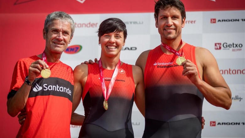 Martín Fiz (izda), Eider Fuentes y Eneko van Horenbeke celebran su victoria en el Santander Getxo Triatlón | BANCO SANTANDER ep martin fiz izda eider fuentes y eneko van horenbeke celebran su victoria en el santander getxo