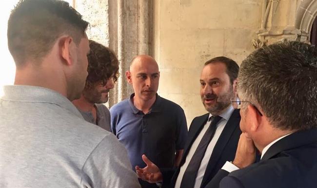 El ministro de Fomento mantiene un breve encuentro con taxistas en Valencia | MINISTERIO DE FOMENTO ep ministrofomento mantienebreve encuentrotaxistasvalencia