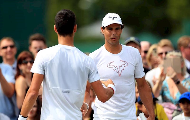 ep novak djokovic y rafa nadal se saludan durante el torneo de wimbledon 2019