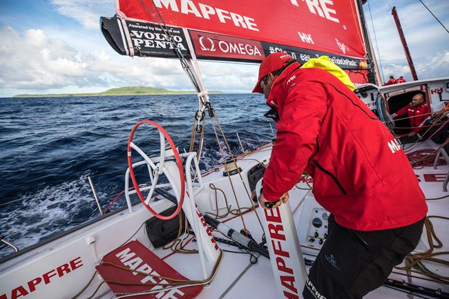Pablo Arrarte a bordo del MAPFRE con las Islas Salomón al fondo | UGO FONOLLA/VOLVO OCEAN RACE / ep pablo arrartebordomapfrelas islas salomonfondo