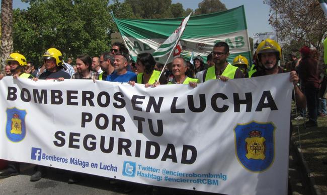 Pablo Iglesias en la manifestación de los bomberos de Málaga | EUROPA PRESS ep pablo iglesiasla manifestacionlos bomberosmalaga