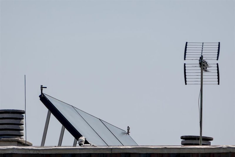 ep panel solar y antena en el tejado de un edificio de madrid