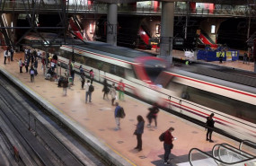 ep pasajeros esperan en un anden de la estacion de madrid-puerta de atocha adif en madrid espana
