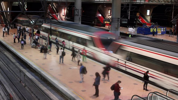 ep pasajeros esperan en un anden de la estacion de madrid-puerta de atocha adif en madrid espana ep pasajeros esperan en un anden de la estacion de madrid-puerta de atocha adif en madrid espana
