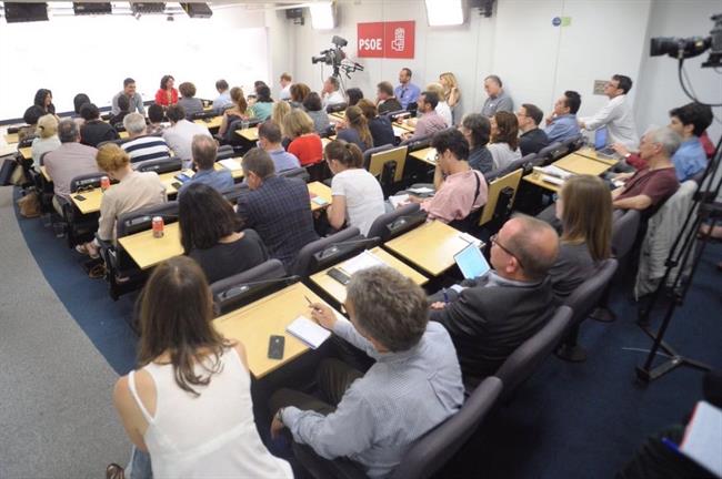 Pedro Sánchez, con la prensa extranjera | PSOE ep pedro sanchez conprensa extranjera