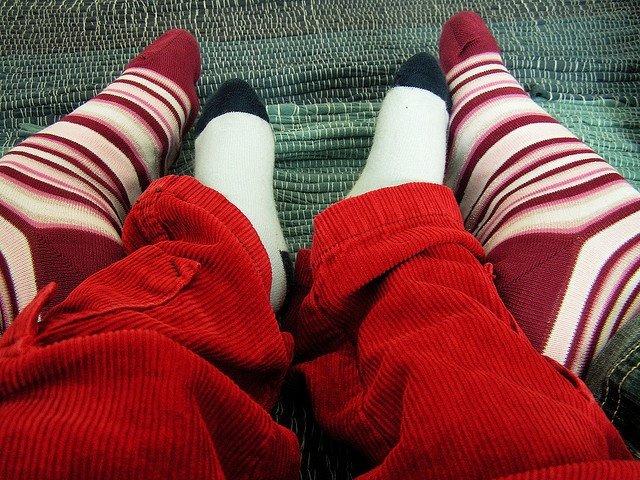 ep pies de una madre y un hijo con los calcetines