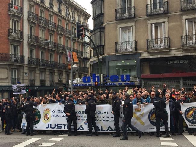 Protesta de policías y guardias civiles frente a la sede del PP | JUSAPOL ep protestapoliciasguardias civiles frentela sedepp