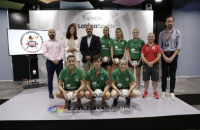 ep rafa lozano dcha junto a la seleccion femenina que competira en el europeo de boxeo