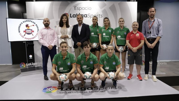 ep rafa lozano dcha junto a la seleccion femenina que competira en el europeo de boxeo