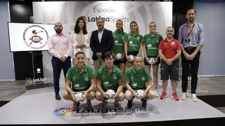 Rafa Lozano (dcha) junto a la selección femenina que competirá en el Europeo de Boxeo | LALIGASPORTS ep rafa lozano dcha junto a la seleccion femenina que competira en el europeo de boxeo