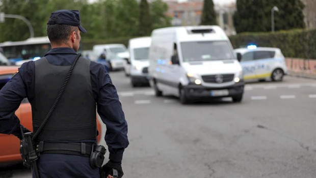 ep un agente de la policia nacional en un control policial en madrid durante el sexto dia de