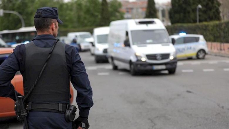 Un agente de la Policía Nacional en un control policial en Madrid durante el sexto día de confinamiento por coronavirus en el país | Jesús Hellín - Europa Press ep un agente de la policia nacional en un control policial en madrid durante el sexto dia de