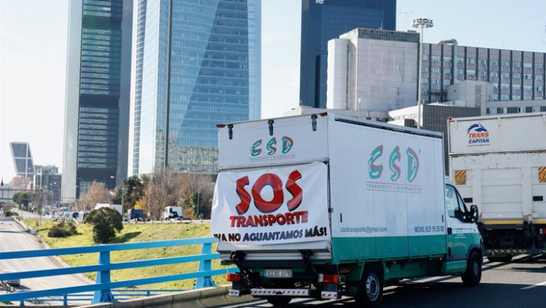 Un camión en la A-2 participa en una marcha lenta por las principales vías de Madrid | Cézaro De Luca - Europa Press ep un camion en la a 2 participa en una marcha lenta por las principales vias de madrid