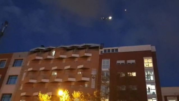 ep un helicoptero de la policia nacional homenajea a los sanitarios del gregorio maranon
