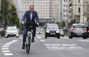 ep un hombre monta en bicicleta por la gran via de madrid durante el dia 59 del estado de alarma por