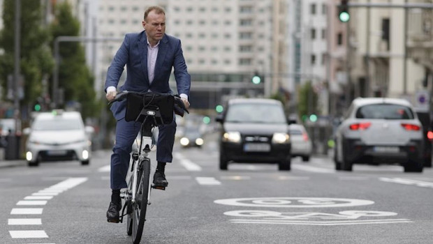 ep un hombre monta en bicicleta por la gran via de madrid durante el dia 59 del estado de alarma por