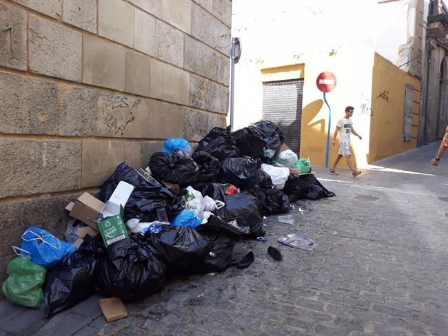Un joven pasa junto a un montón de bolsas de basura sin recoger este martes | EUROPA PRESS ep un joven pasaamontonbolsasbasurarecogermartes