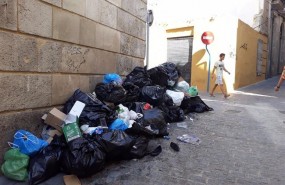 ep un joven pasaamontonbolsasbasurarecogermartes