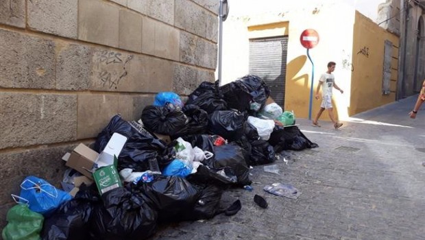 ep un joven pasaamontonbolsasbasurarecogermartes