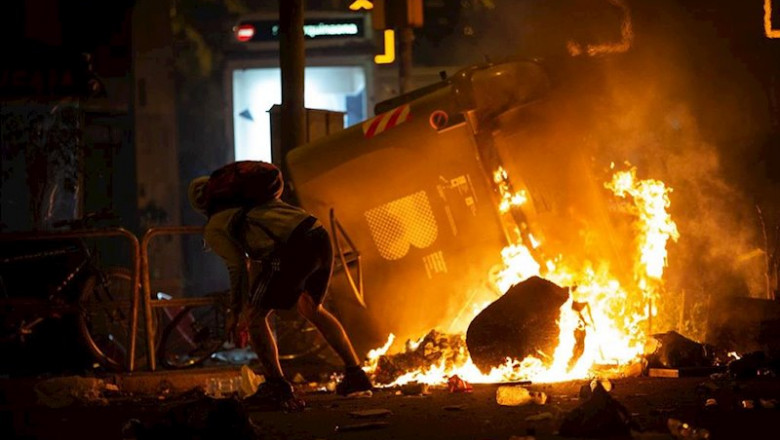 ep un manifestante frente a un contenedor que arde durante los disturbios en la plaza de urquinaona