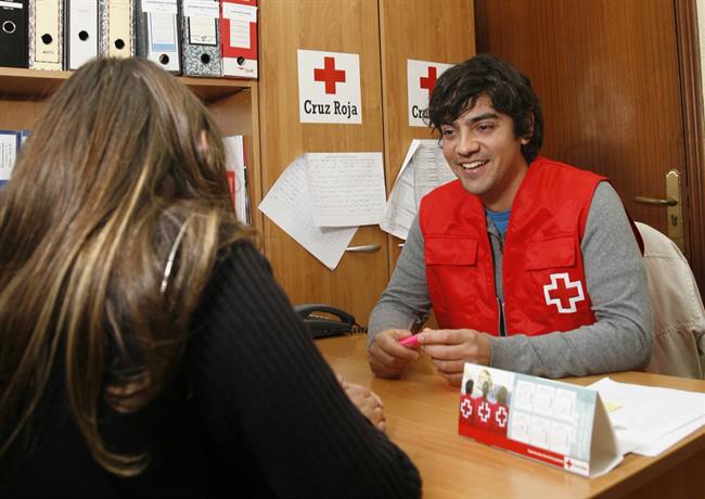 Un voluntario del Plan de Empleo de Cruz Roja | CRUZ ROJA - Archivo ep un voluntarioplanempleocruz roja