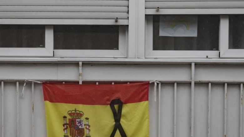 Una bandera de España colgada en un balcón con un crespón negro en recuerdo a los fallecidos por Covid-19. En Madrid, (España), a 15 de abril de 2020. | Eduardo Parra - Europa Press ep una bandera de espana colgada en un balcon con un crespon negro en recuerdo a los fallecidos por