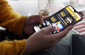 ep una joven consulta las ofertas de un comercio en su movil en madrid espana