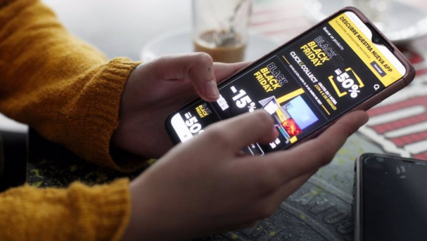 ep una joven consulta las ofertas de un comercio en su movil en madrid espana