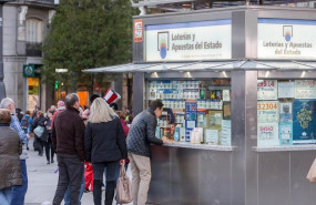 ep varias personas esperan en cola para comprar un decimo de loteria de navidad en una