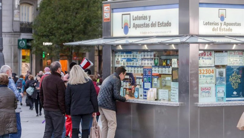 ep varias personas esperan en cola para comprar un decimo de loteria de navidad en una ep varias personas esperan en cola para comprar un decimo de loteria de navidad en una