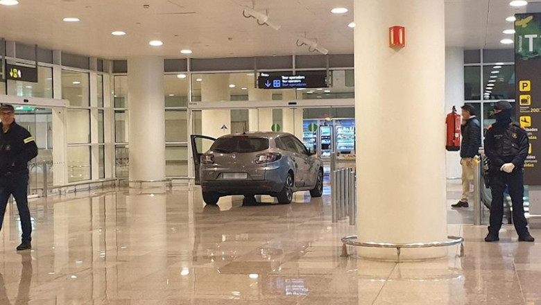 Varios mossos d'Esquadra protegen la zona donde hoy en torno a las 4.56 horas de la mañana dos personas han empotrado un coche en el interior de la Terminal 1 del Aeropuerto Josep Tarradellas Barcelona-El Prat en Barcelona, a 20 de marzo de 2020. | Europa Press ep varios mossos desquadra protegen la zona donde hoy en torno a las 456 horas de la manana dos