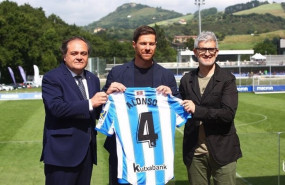 ep xabi alonsoal presidentela real sociedad jokin aperribay ydirectorfutbol roberto olabe
