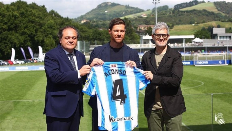 Xabi Alonso junto al presidente de la Real Sociedad, Jokin Aperribay, y el director de fútbol, Roberto Olabe | REAL SOCIEDAD ep xabi alonsoal presidentela real sociedad jokin aperribay ydirectorfutbol roberto olabe