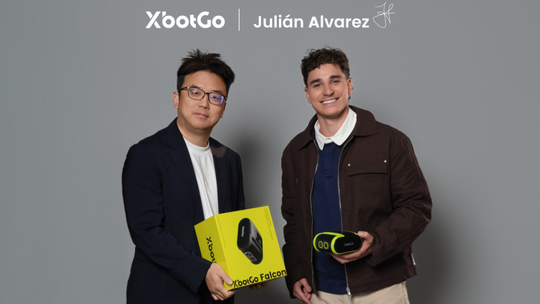 David Tan, director ejecutivo y fundador de XbotGo, le regala una cámara modelo Falcon a Julián Álvarez david and julian