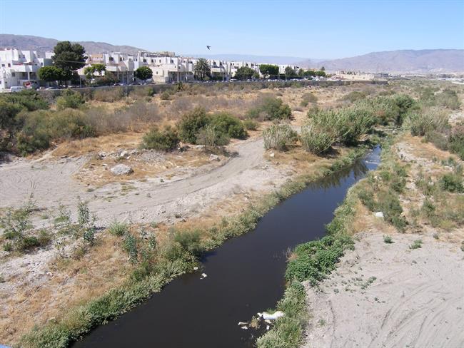 Aguas residuales que discurren por el río Andarax | EUROPA PRESS/ARCHIVO ep aguas residualesdiscurrenrio andarax