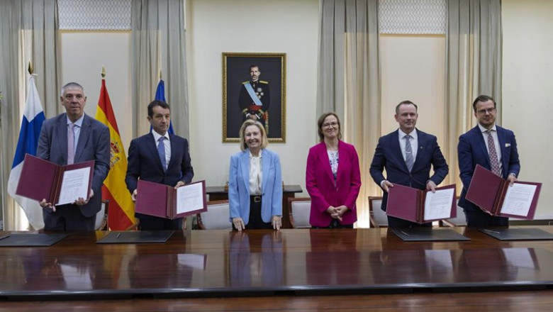 Archivo - Firma del acuerdo entre Indra y Bittium, con la secretaria de Estado de Defensa, Amparo Valcarce, en el centro de la imagen. En el Ministerio de Defensa, en Madrid (España). | INDRA - Archivo ep archivo firma del acuerdo entre indra y bittium con la secretaria de estado de defensa amparo