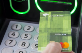 ep archivo imagen de archivo del uso de una tarjeta de unicaja banco en un cajero ep archivo imagen de archivo del uso de una tarjeta de unicaja banco en un cajero