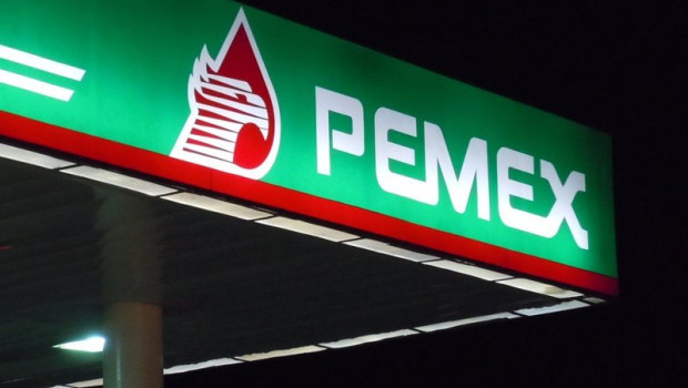 ep archivo   logo de petroleos mexicanos pemex en una gasolinera