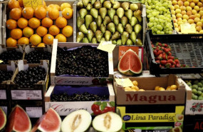 ep archivo   naranjas peras limones uvas sandias melones fresas y cerezas en un mercado