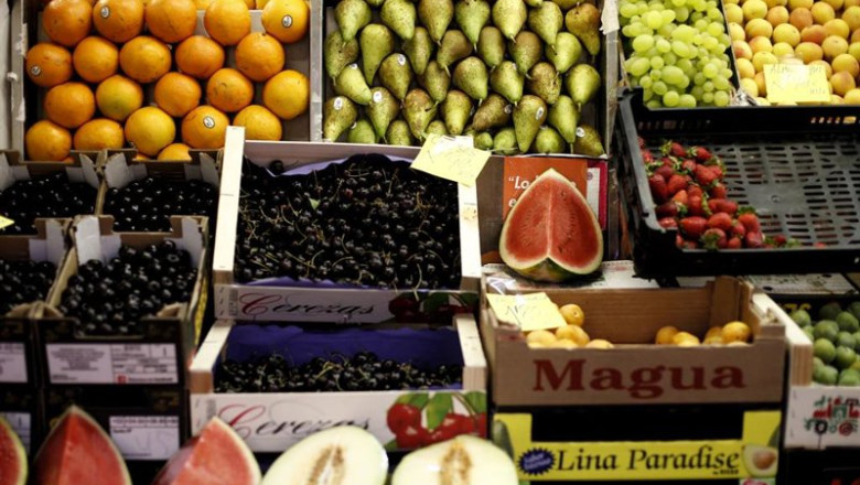 ep archivo naranjas peras limones uvas sandias melones fresas y cerezas en un mercado ep archivo naranjas peras limones uvas sandias melones fresas y cerezas en un mercado