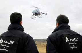 ep archivo   personal de seguridad de adif trabajando con un dron