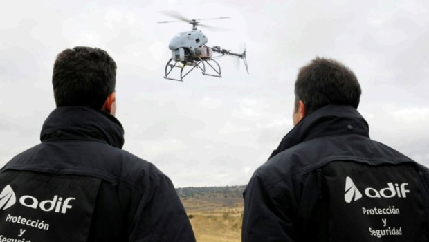 ep archivo   personal de seguridad de adif trabajando con un dron