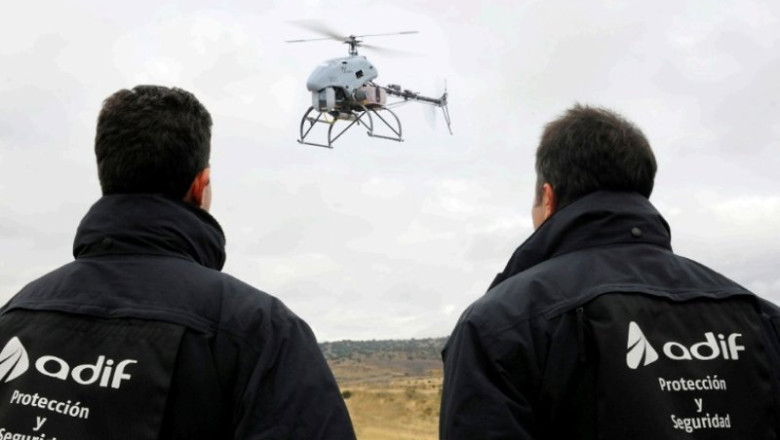 ep archivo personal de seguridad de adif trabajando con un dron ep archivo personal de seguridad de adif trabajando con un dron