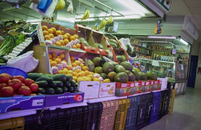 ep archivo   un estante de hortalizas y frutas en el mercado municipal