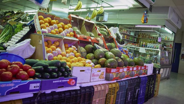 ep archivo   un estante de hortalizas y frutas en el mercado municipal