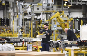 ep archivo   un trabajador en la planta de stellantis en figueruelas zaragoza
