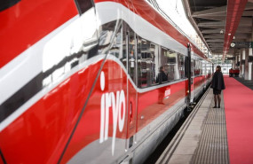 ep archivo   una persona frente al tren iryo a su llegada a la estacion de valncia joaquin sorolla