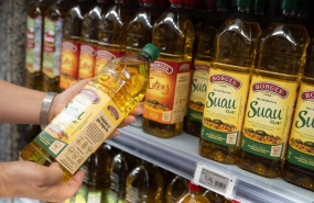 ep archivo   una persona sostiene una botella de aceite en un supermercado