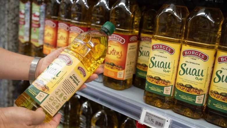 ep archivo una persona sostiene una botella de aceite en un supermercado ep archivo una persona sostiene una botella de aceite en un supermercado