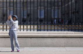 ep archivo   una turista tomando fotografias frente al palacio real de madrid